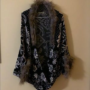 Stylish Relais cardigan with 🦊 faux fur